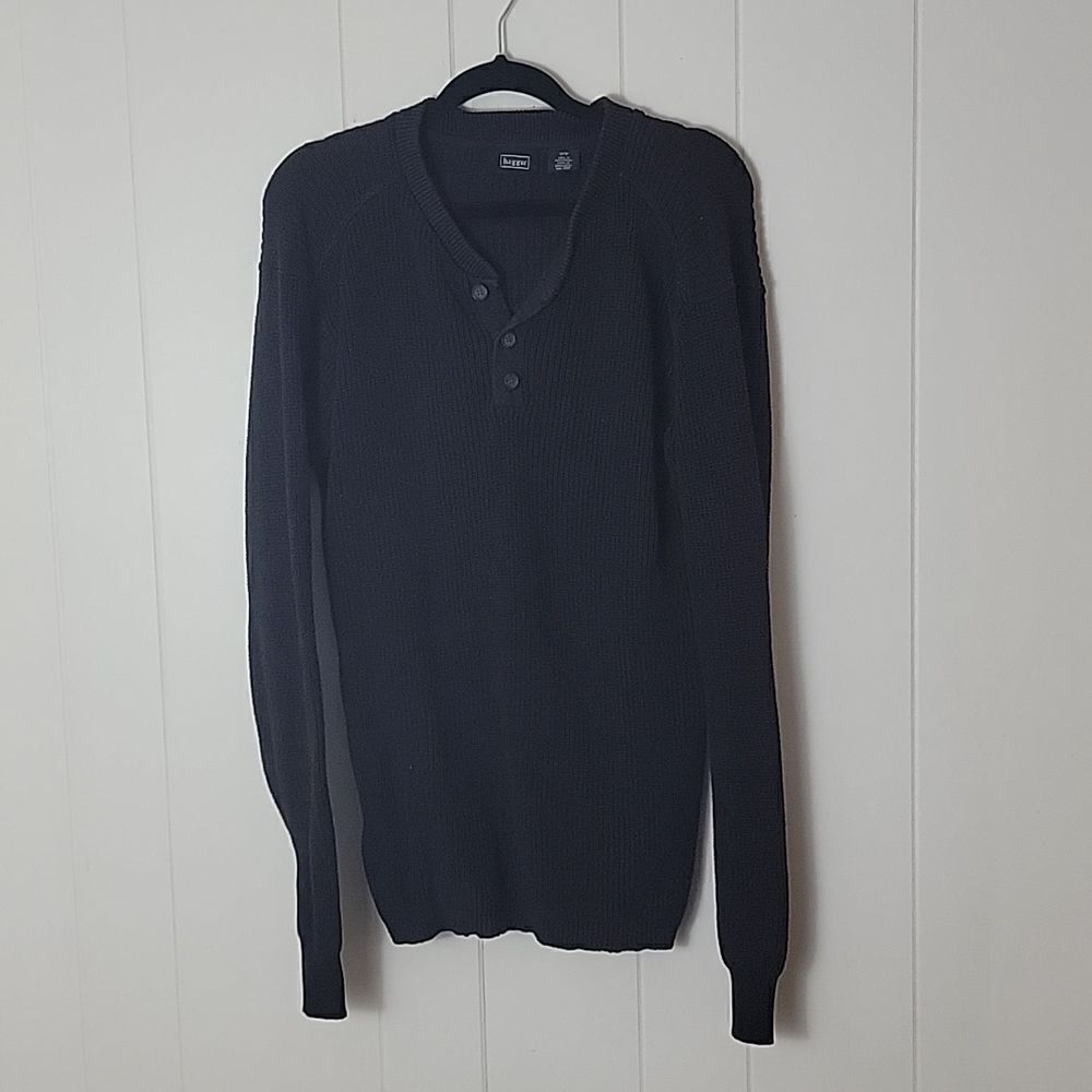 Sweater with 3 buttons